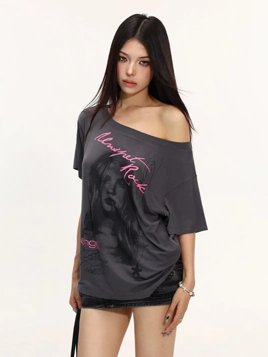 BIGGOLD | Figure Print Off-Shoulder T-Shirt
