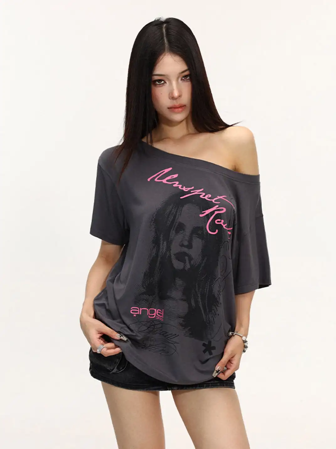 BIGGOLD | Figure Print Off-Shoulder T-Shirt