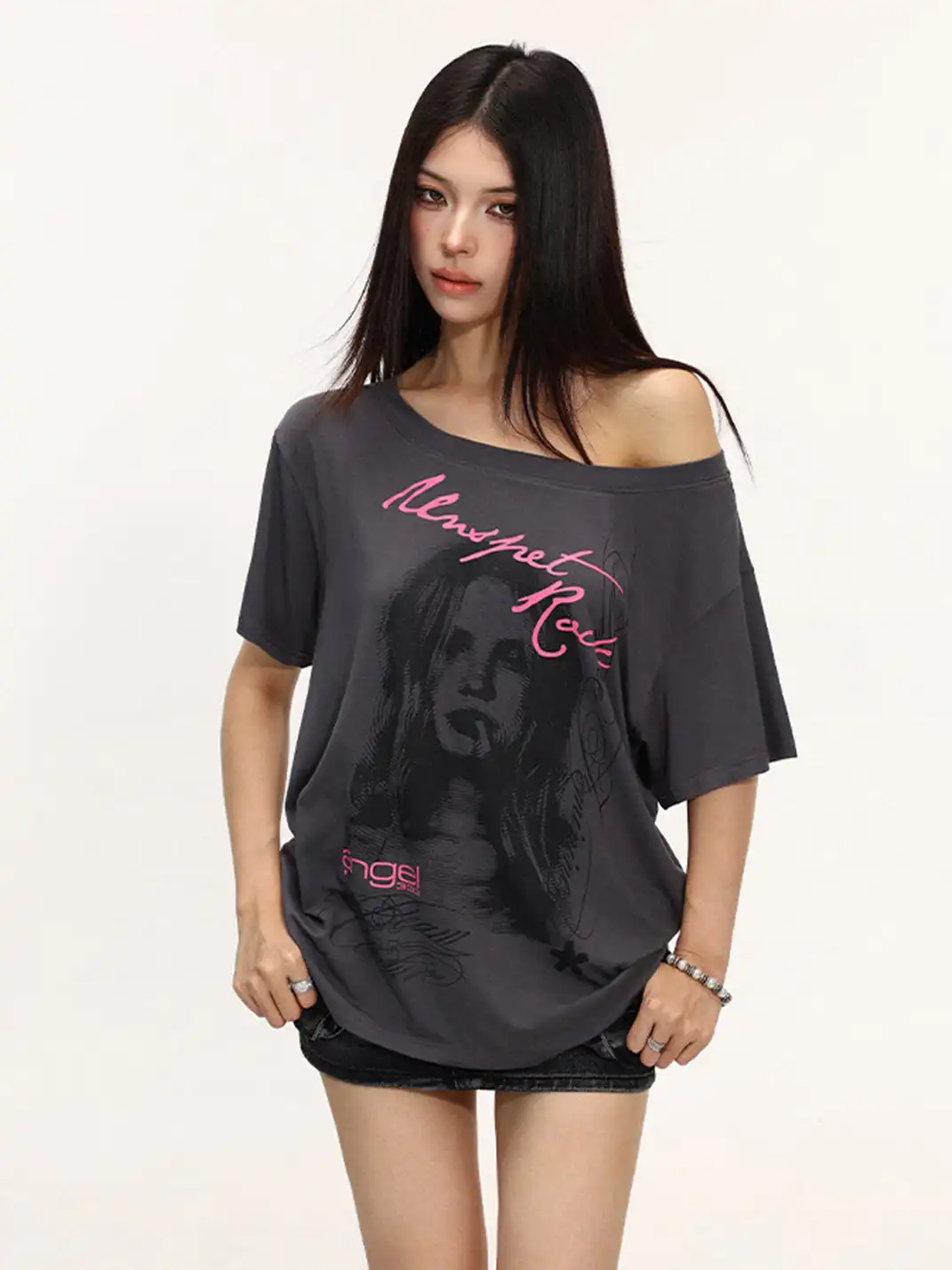 BIGGOLD | Figure Print Off-Shoulder T-Shirt
