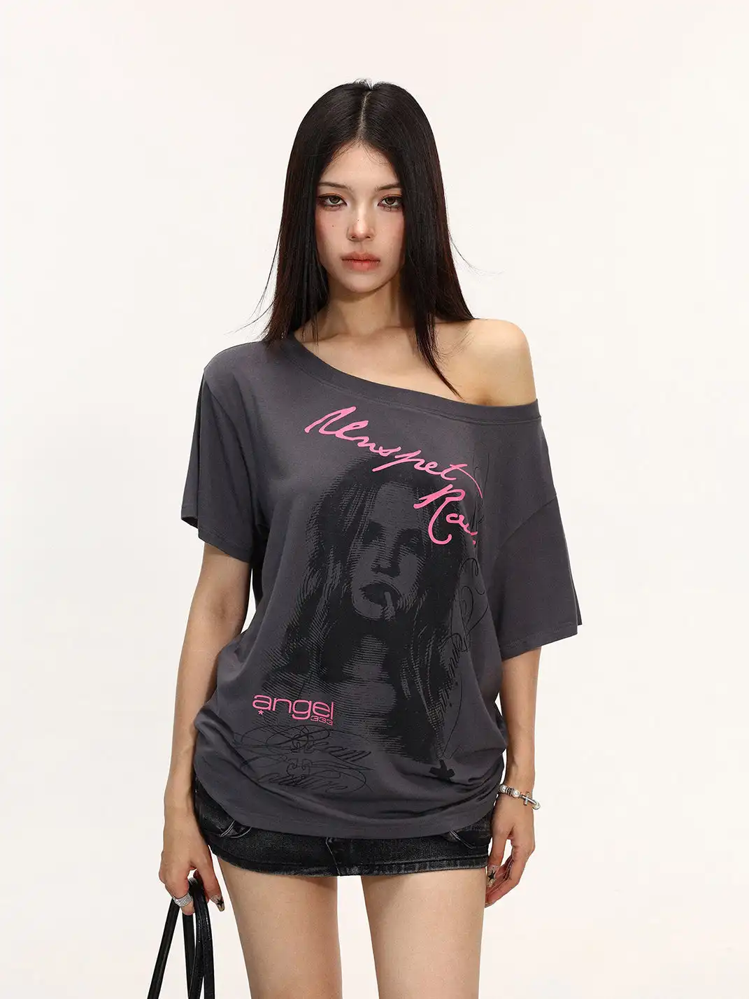 BIGGOLD | Figure Print Off-Shoulder T-Shirt