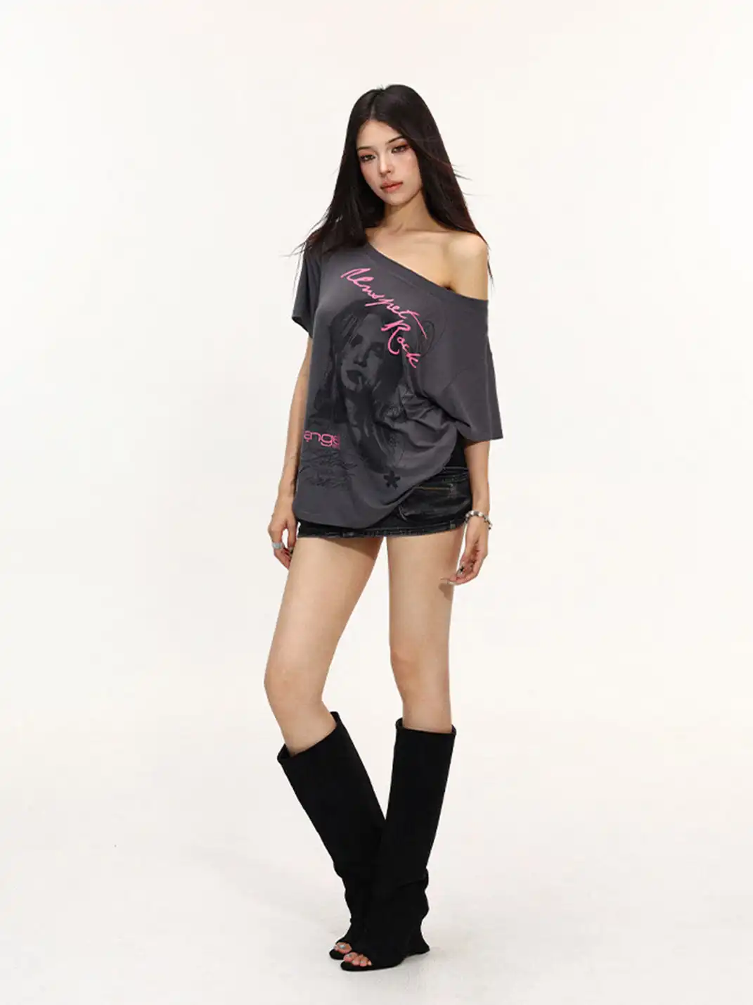 BIGGOLD | Figure Print Off-Shoulder T-Shirt