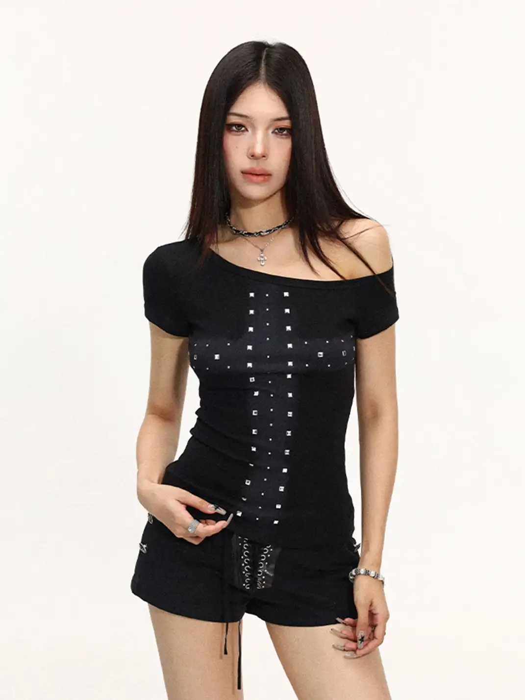 BIGGOLD | Cross Rivet Off-Shoulder T-Shirt