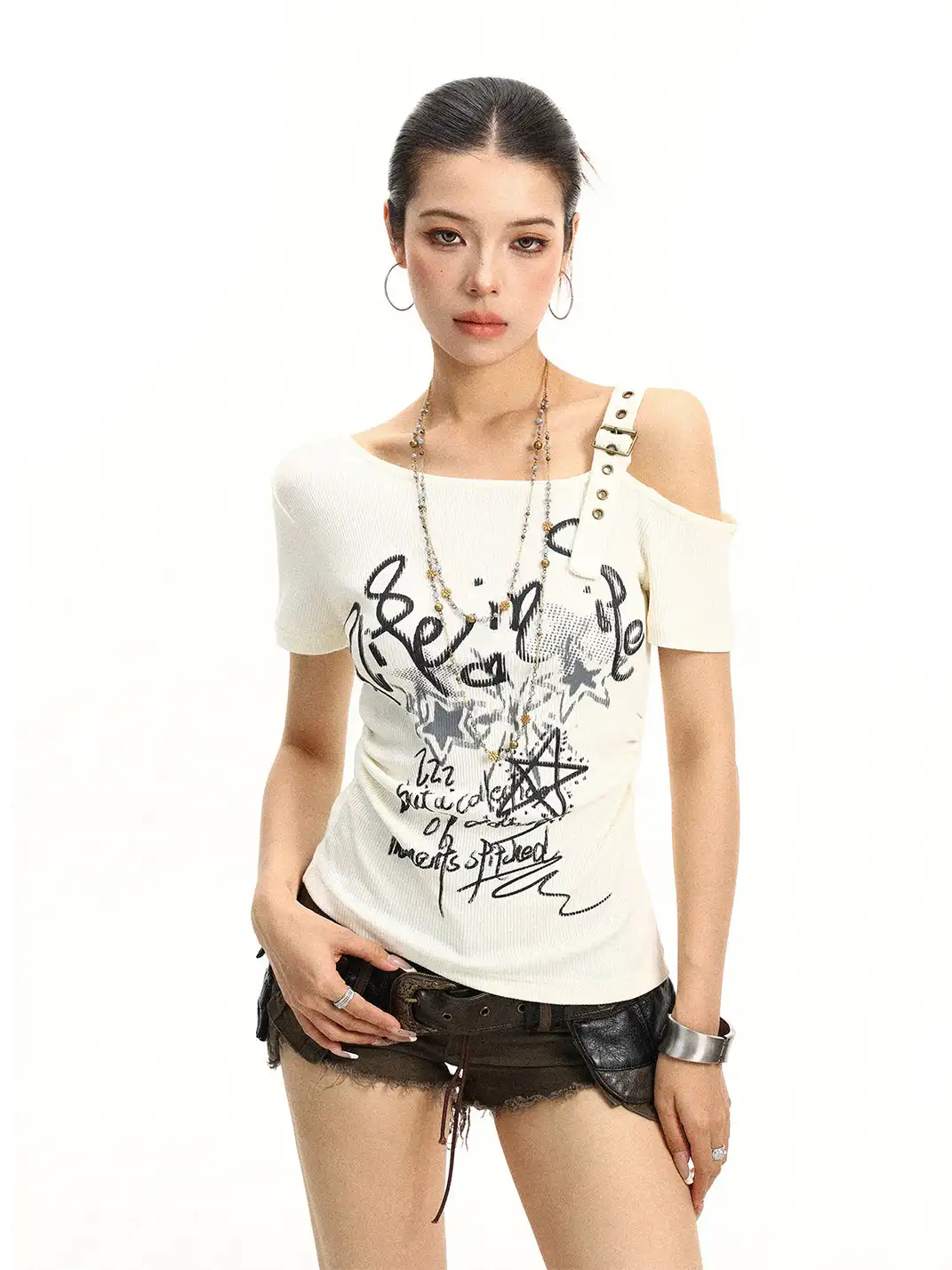 BIGGOLD | Adjustable Strap Graffiti Print Off-Shoulder T-Shirt