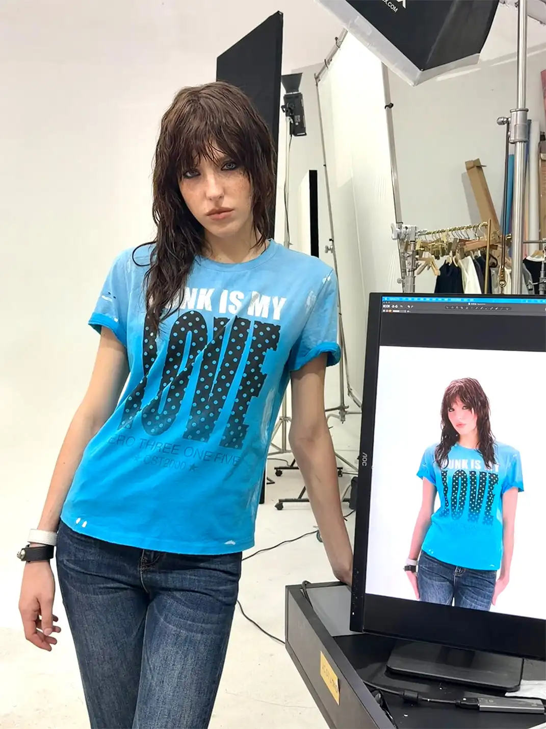 DETW | Gradient Polka Dot LOVE Slogan Destroyed Rolled Hem T-Shirt
