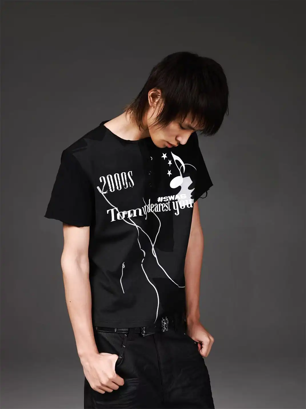 DETW | Henley Neck Figure Print T-Shirt