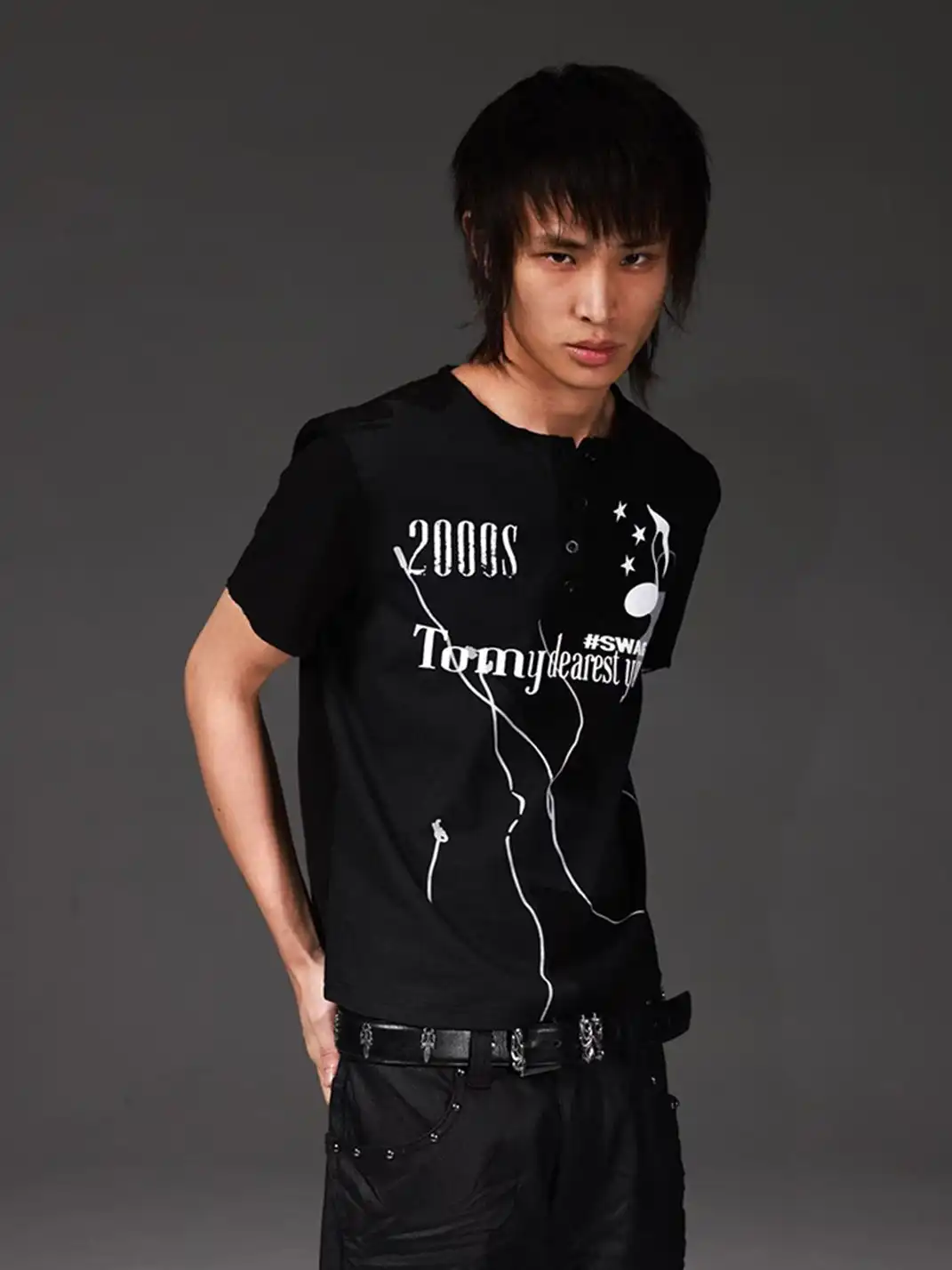 DETW | Henley Neck Figure Print T-Shirt