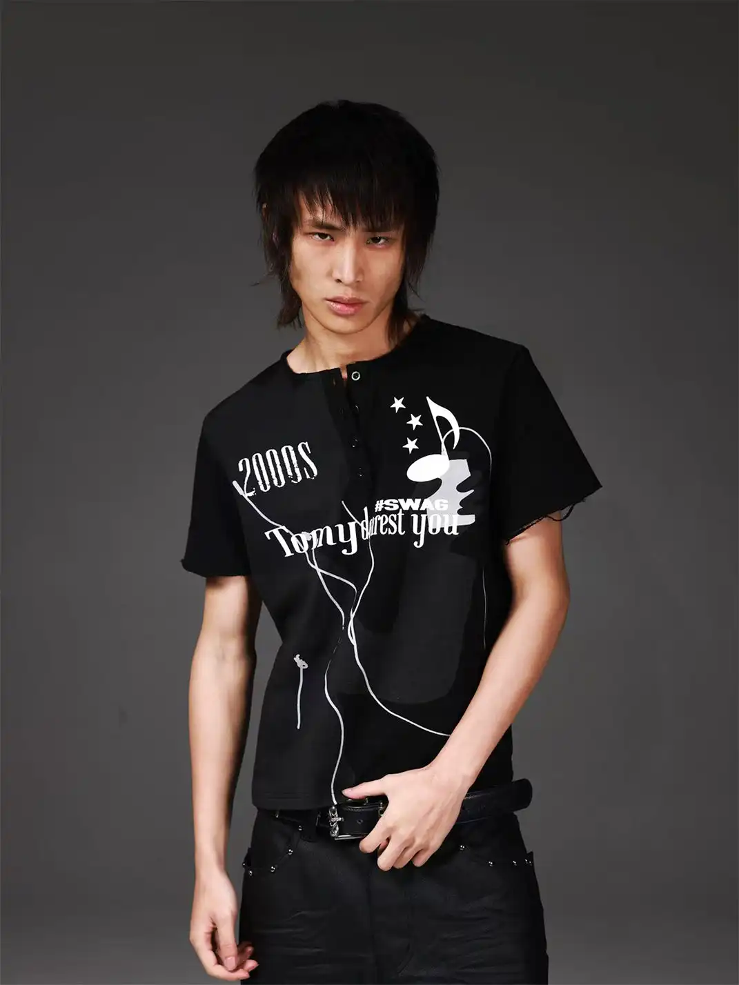 DETW | Henley Neck Figure Print T-Shirt