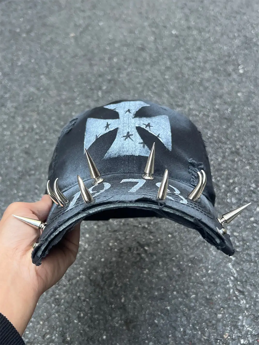 YIZILINGF | Punk Cross Rivet Baseball Cap
