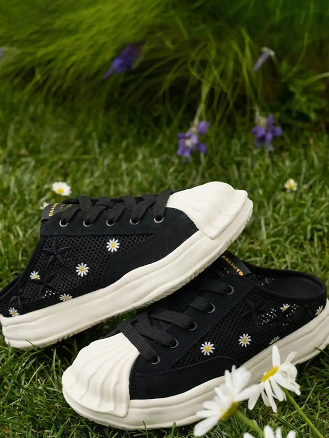 KAALIXTO | Shell Toe Daisy Embroidery Platform Slip-On Mules
