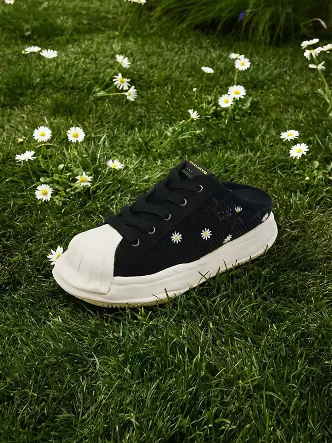 KAALIXTO | Shell Toe Daisy Embroidery Platform Slip-On Mules