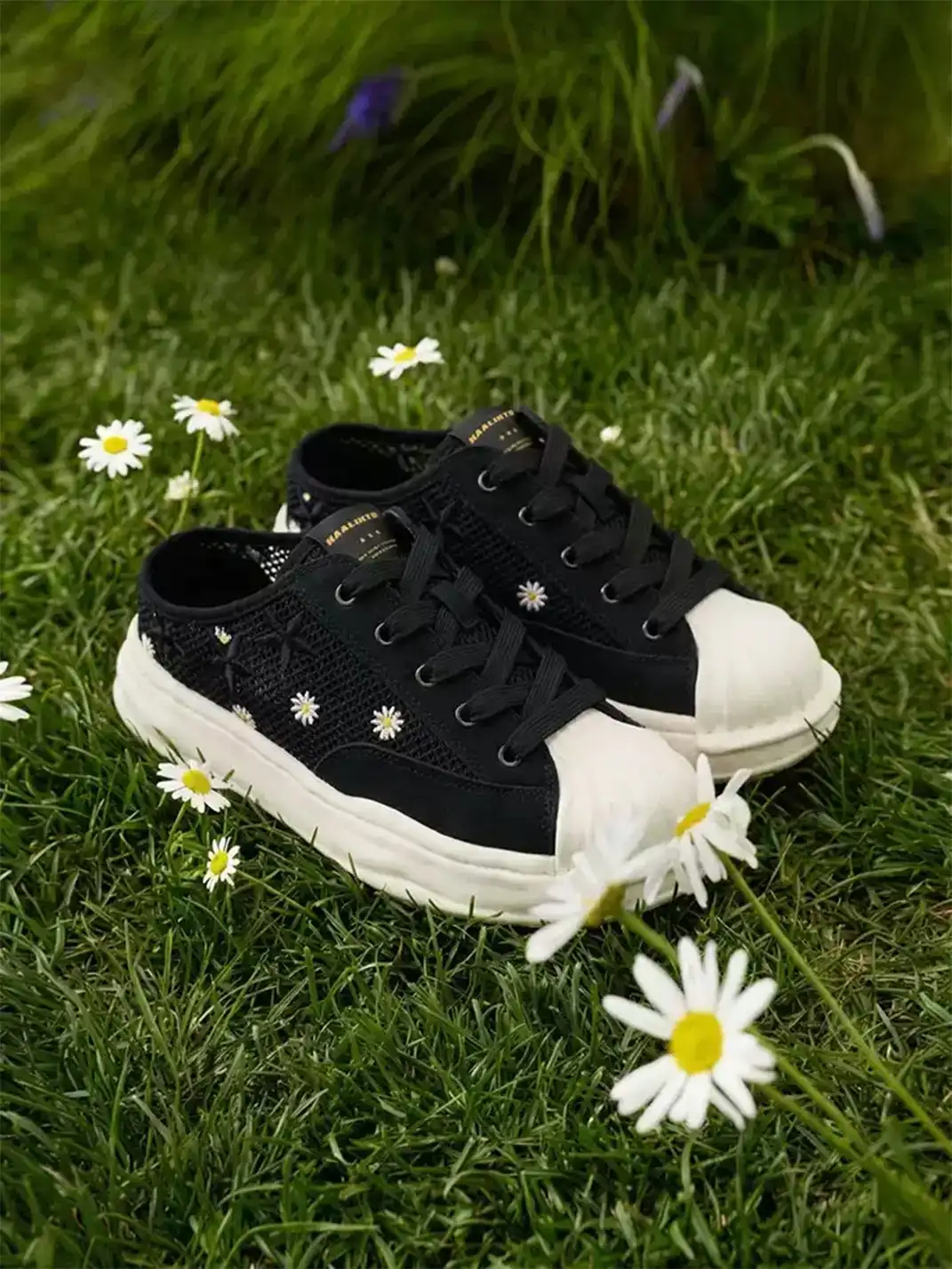 KAALIXTO | Shell Toe Daisy Embroidery Platform Slip-On Mules