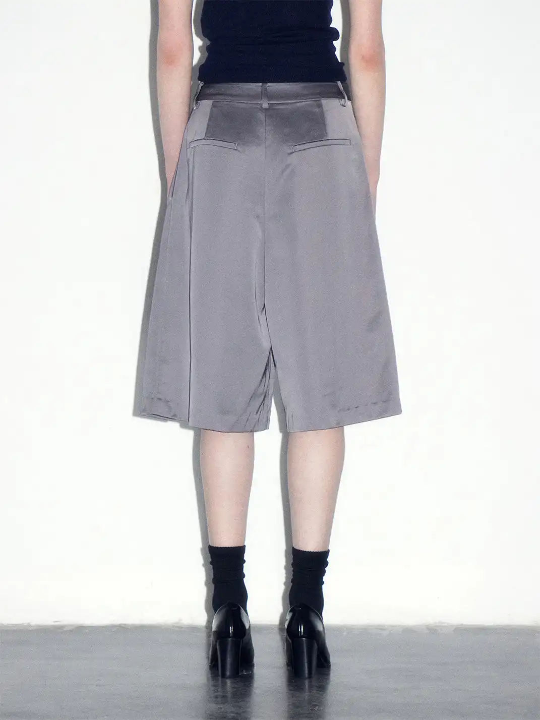 Short Wave | Glossy Satin Silhouette Pleated Cropped Pants