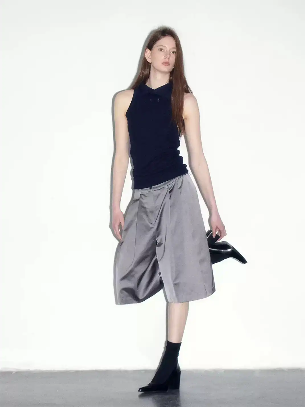 Short Wave | Glossy Satin Silhouette Pleated Cropped Pants