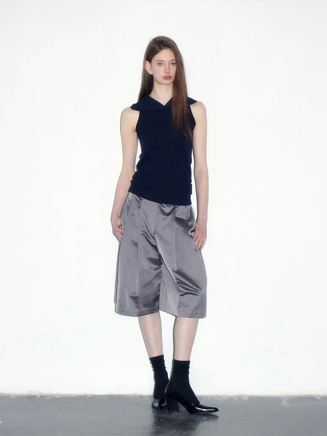 Short Wave | Glossy Satin Silhouette Pleated Cropped Pants