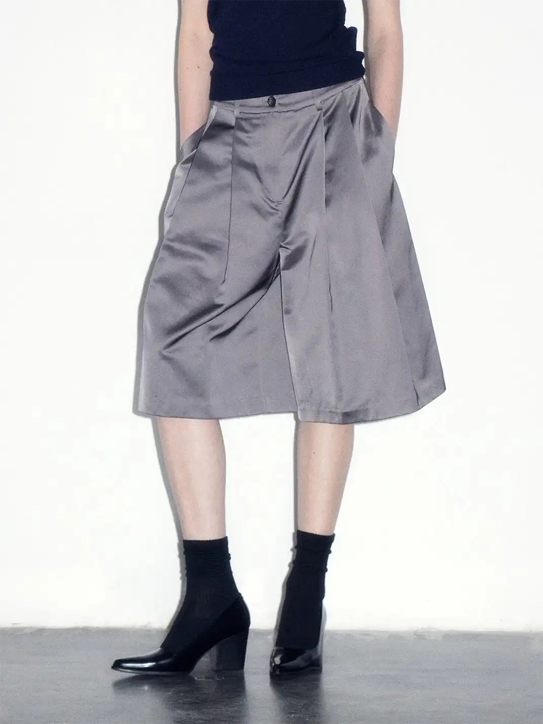 Short Wave | Glossy Satin Silhouette Pleated Cropped Pants