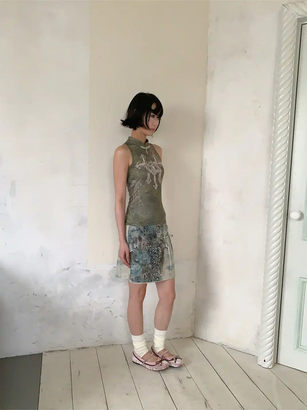 4RE1GN | Triple Cross Badge Pattern Print Sleeveless Top