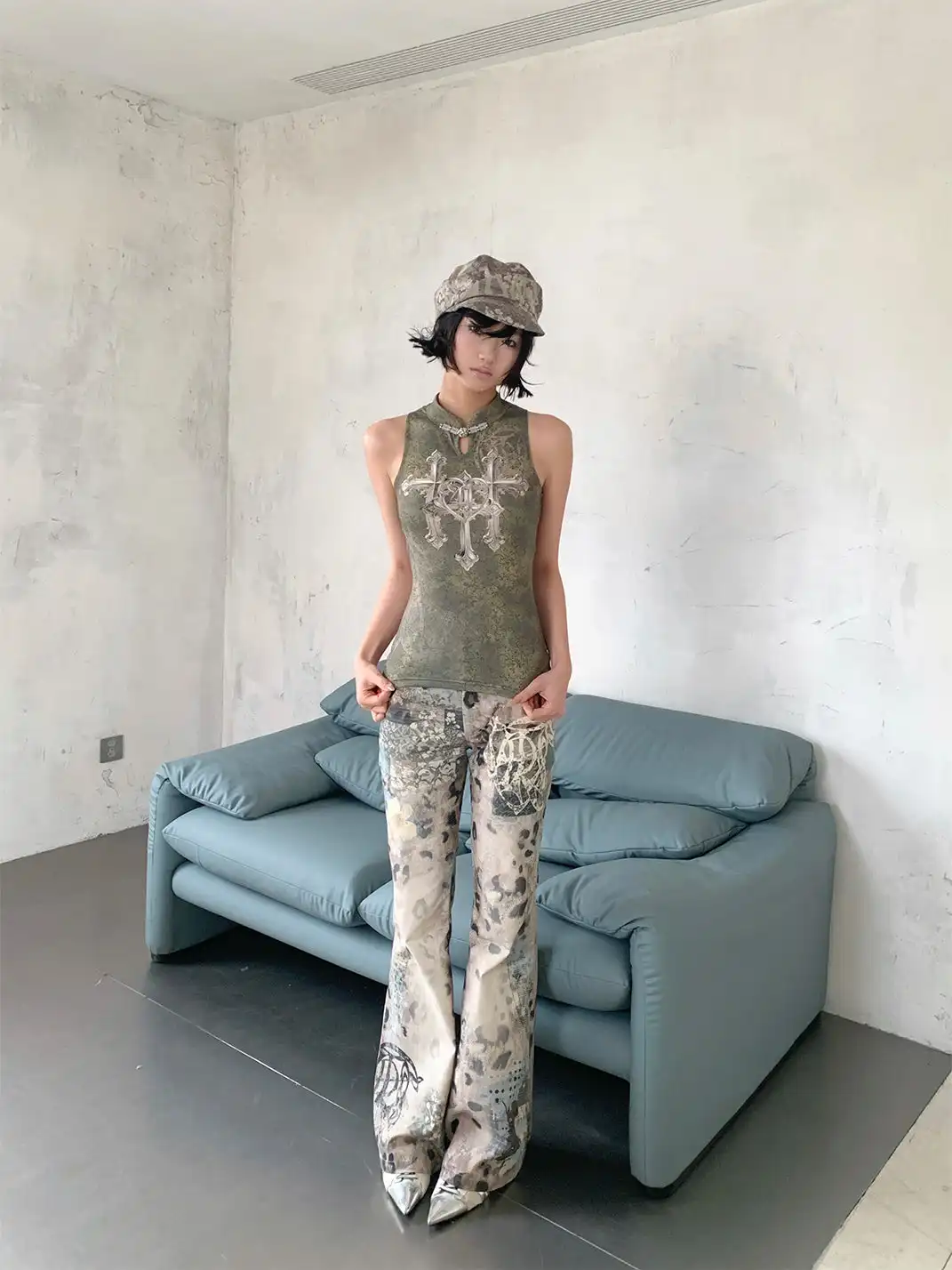 4RE1GN | Triple Cross Badge Pattern Print Sleeveless Top