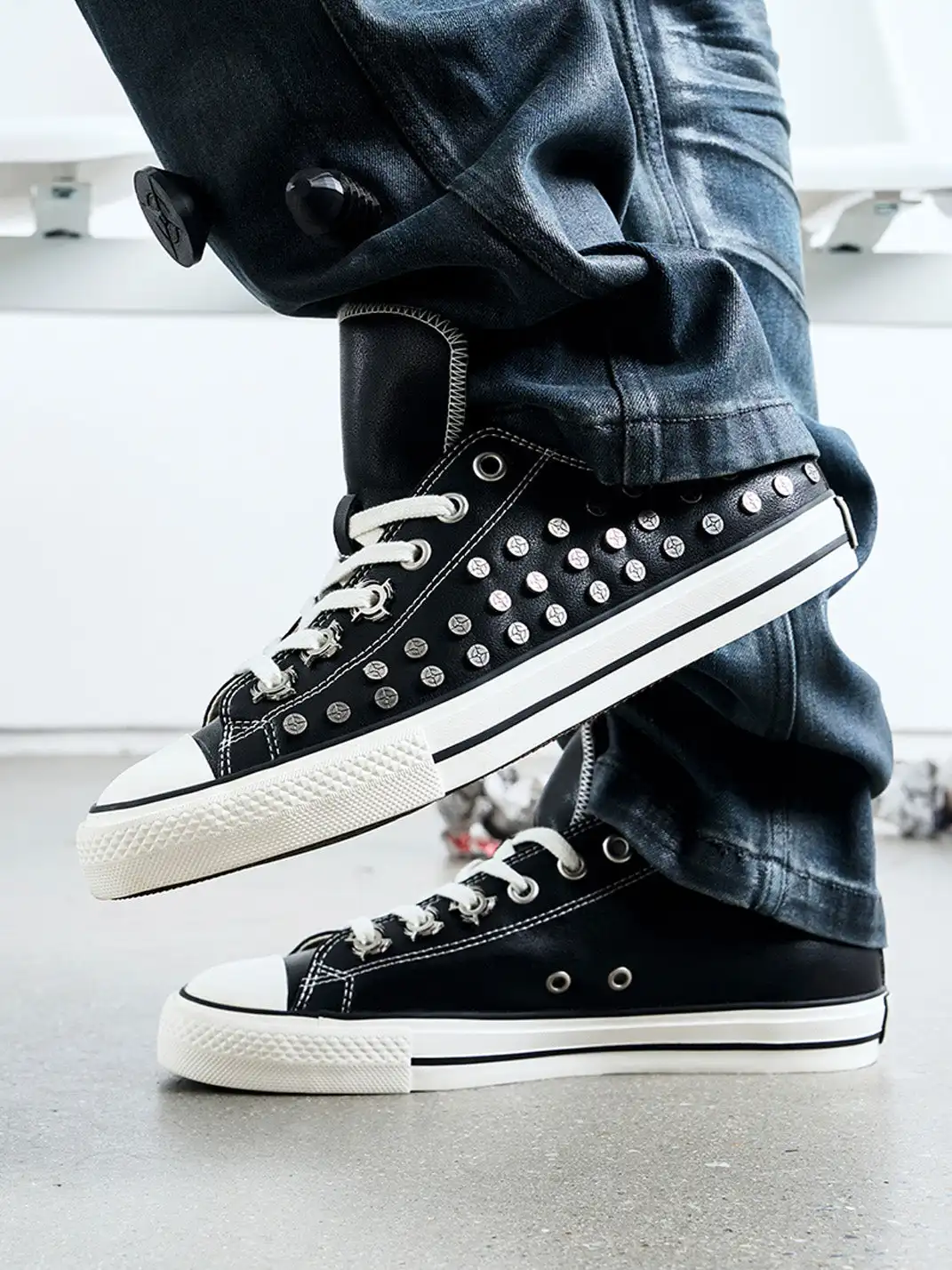 WATCH YOUR STEP | Metal Screw Stud Long Tongue Canvas Sneakers