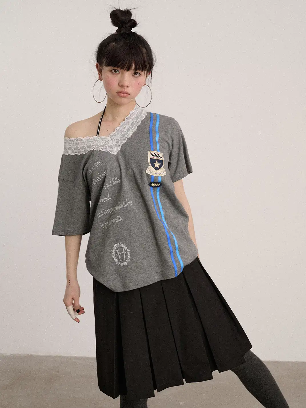Achihara | Lace V-Neck T-Shirt