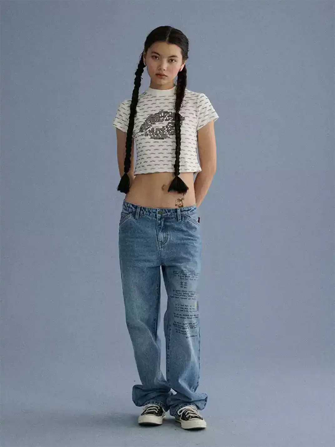 Achihara | Beard Lip Print Cropped T-Shirt