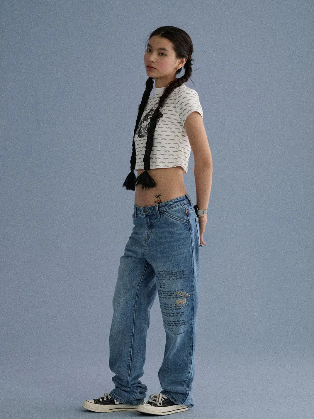 Achihara | Beard Lip Print Cropped T-Shirt