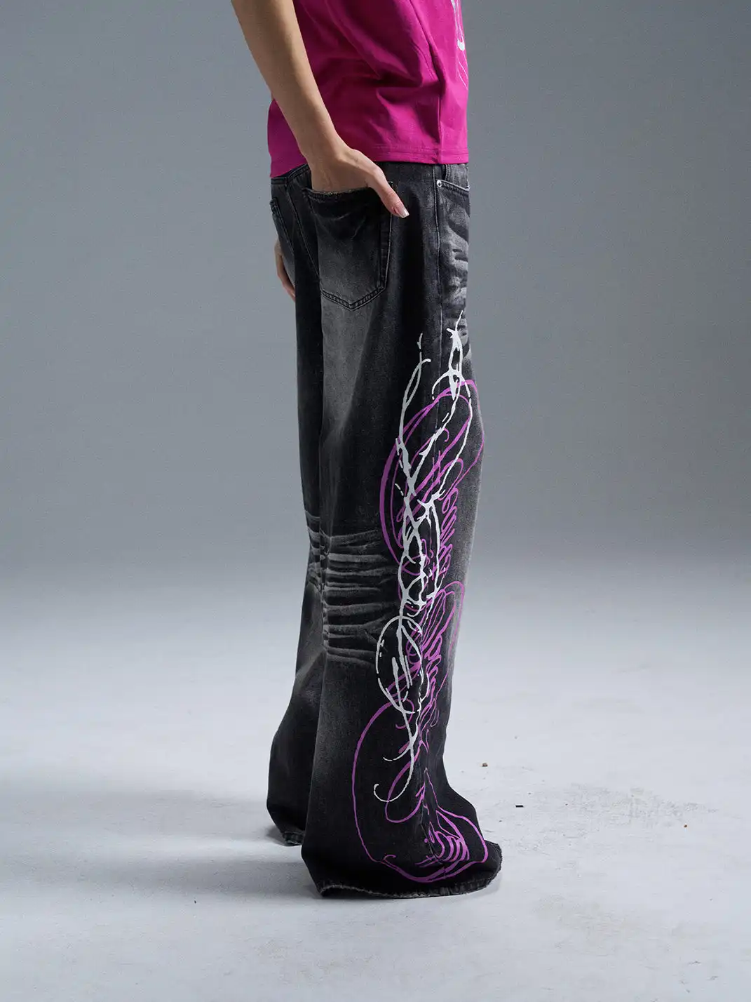 PAIKI | Script Thorn Pattern Washed Jeans