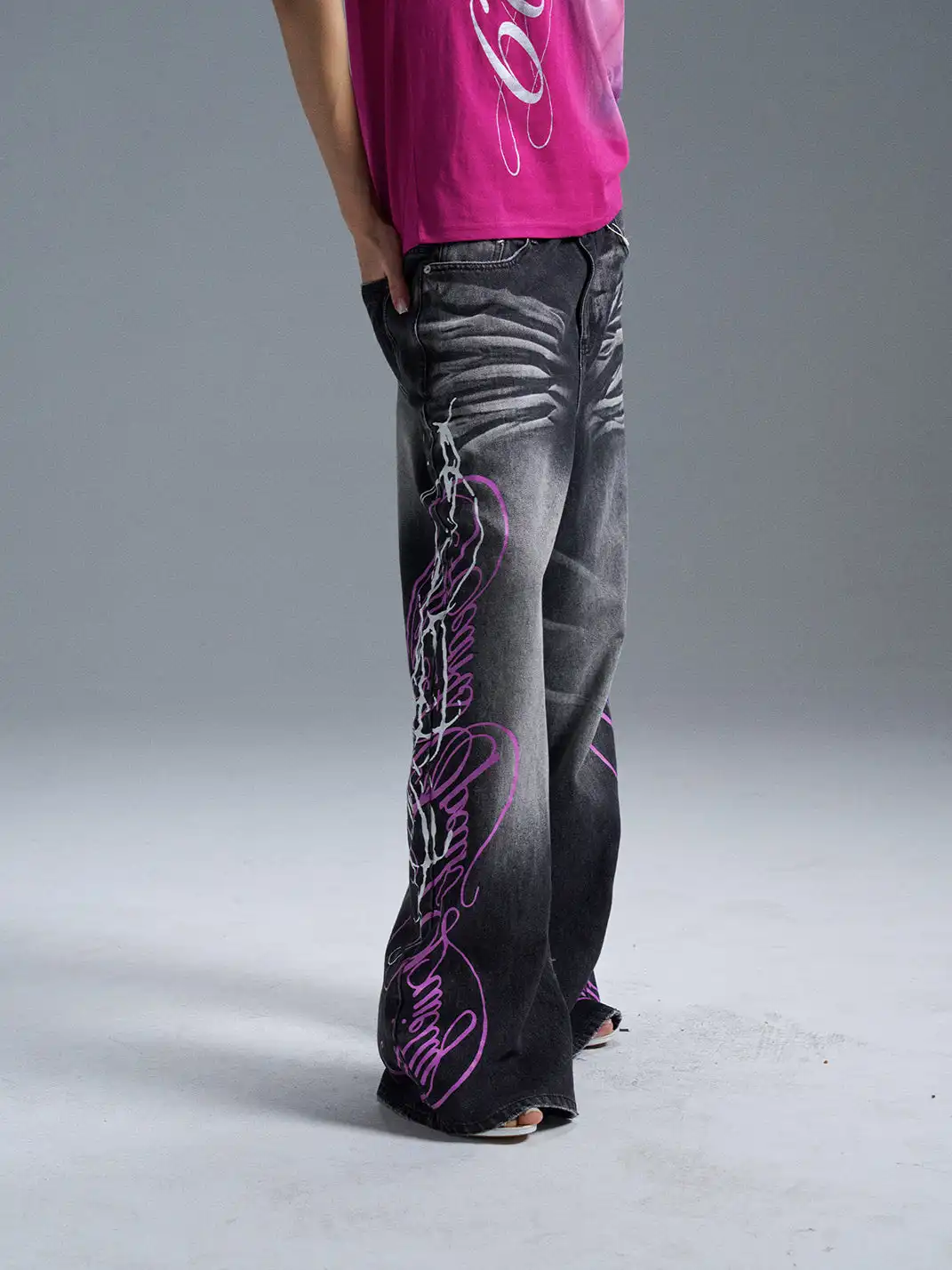 PAIKI | Script Thorn Pattern Washed Jeans
