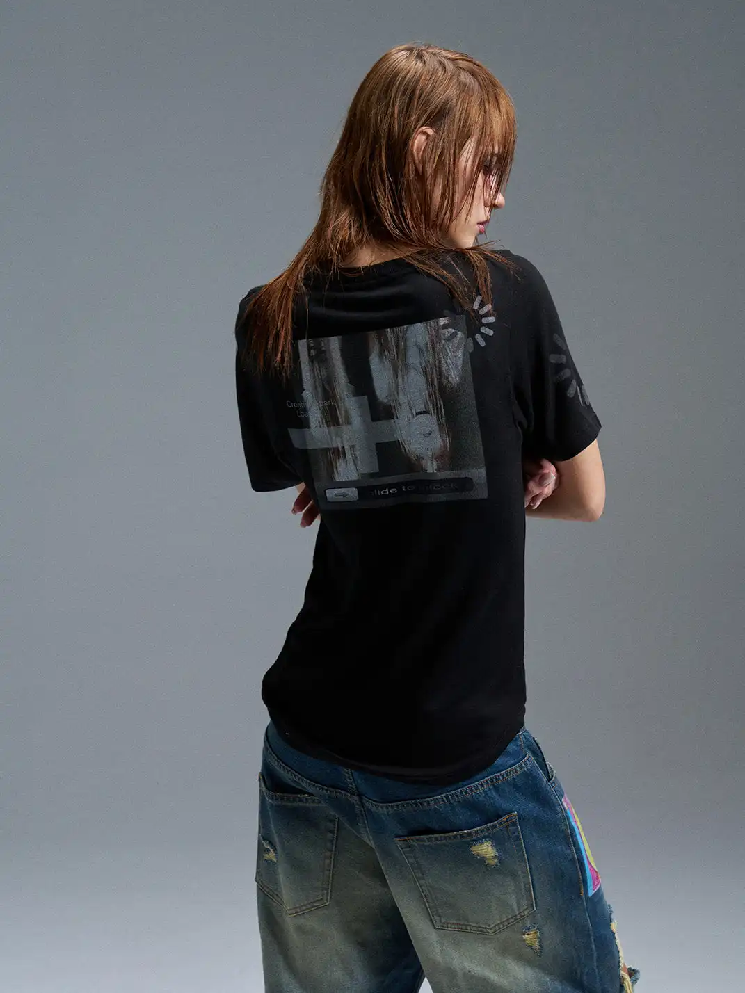 PAIKI | Slide Unlock Electronic Figure Embroidery T-Shirt