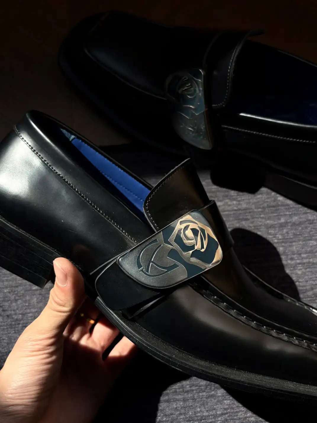 TAICHIISM | Contrast Color Rose Carved Loafers