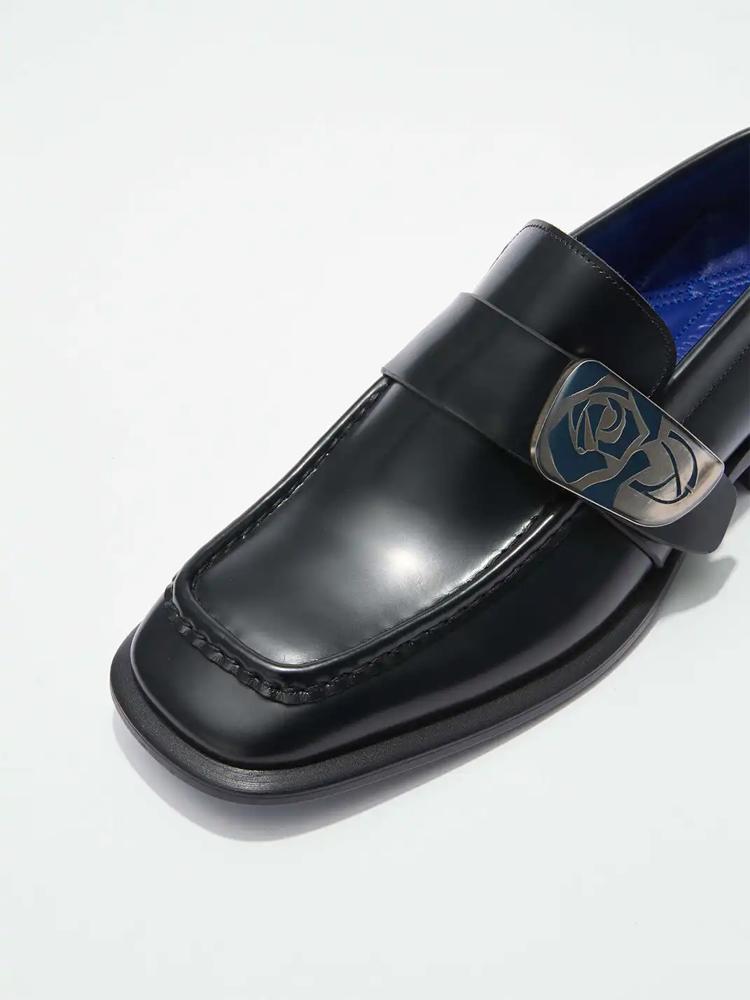 TAICHIISM | Contrast Color Rose Carved Loafers