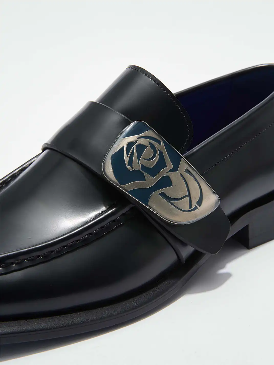 TAICHIISM | Contrast Color Rose Carved Loafers