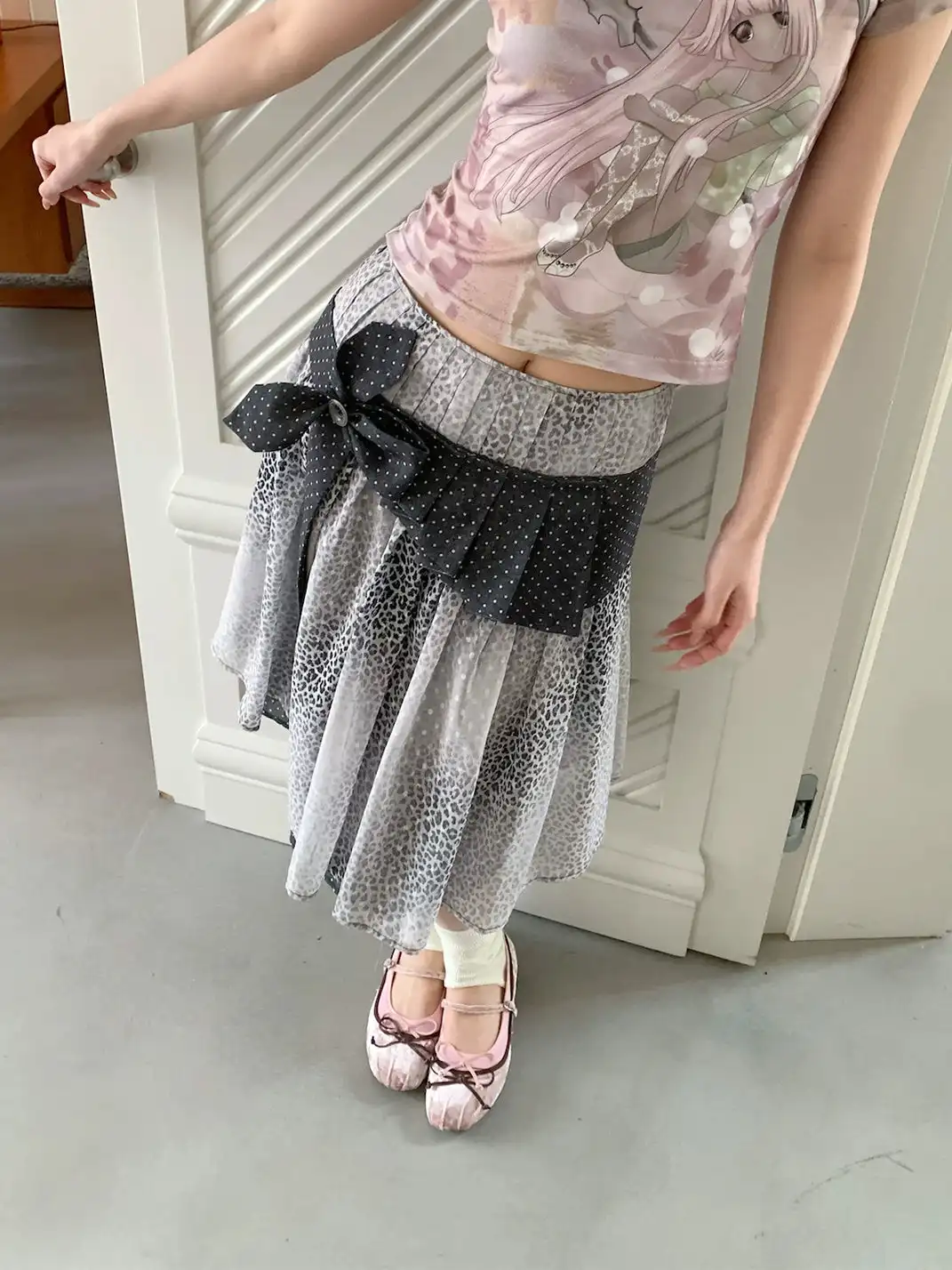 4RE1GN | Crisscross Tie Collar Leopard Print Floral Jacquard Midi Skirt