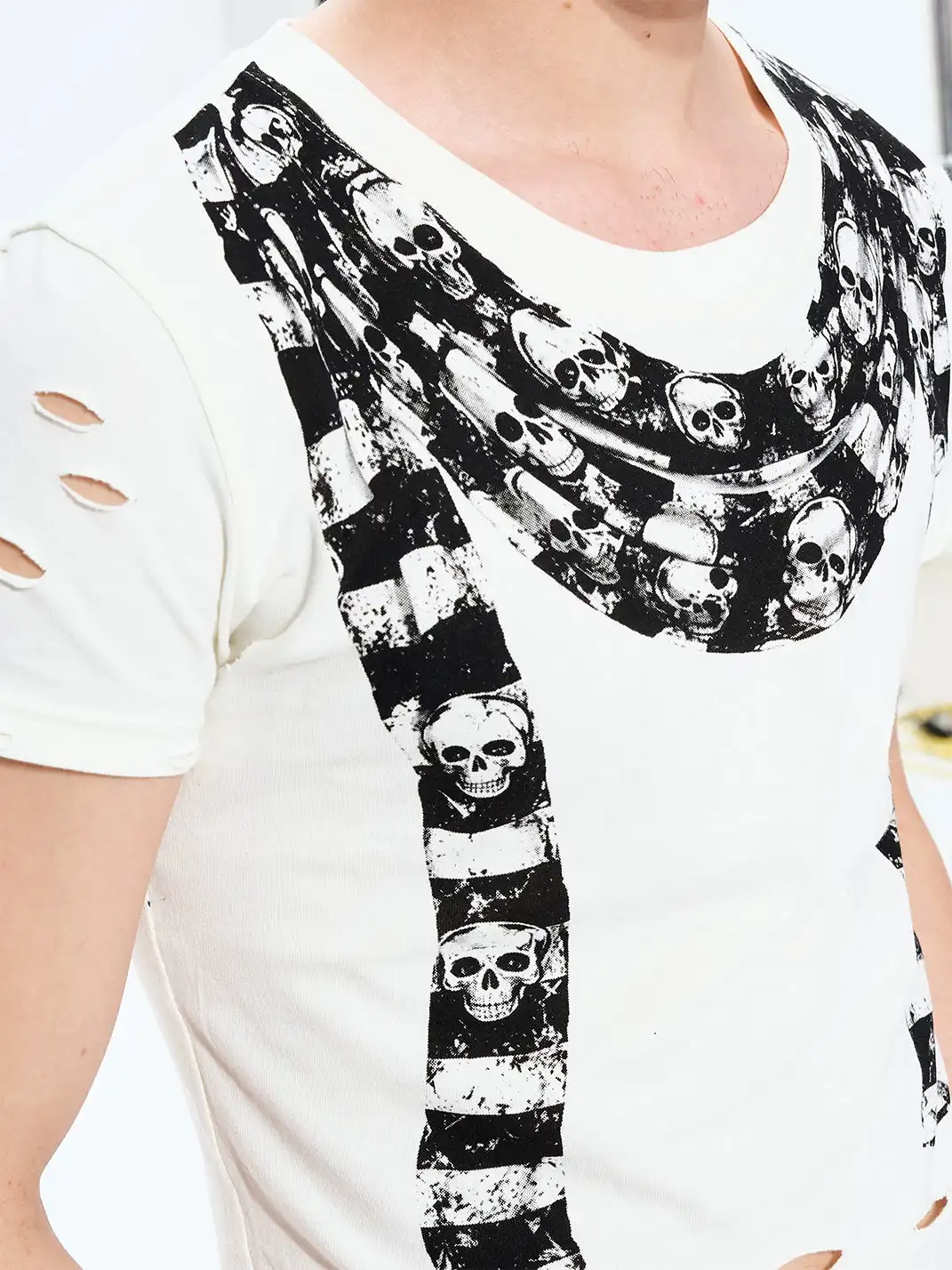 Fourth3ex | Scarf Skull Print Ripped T-Shirt