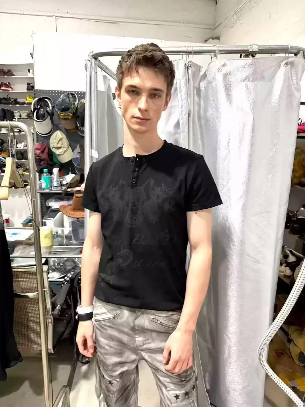 DETW | Henry Collar T-Shirt With Subtle Thorn Pattern Slogan
