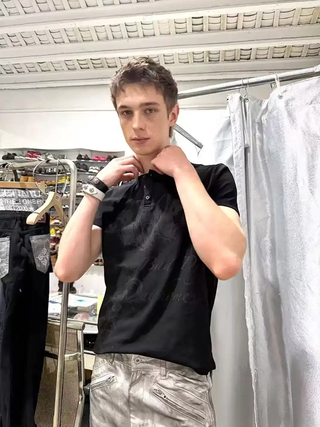 DETW | Henry Collar T-Shirt With Subtle Thorn Pattern Slogan