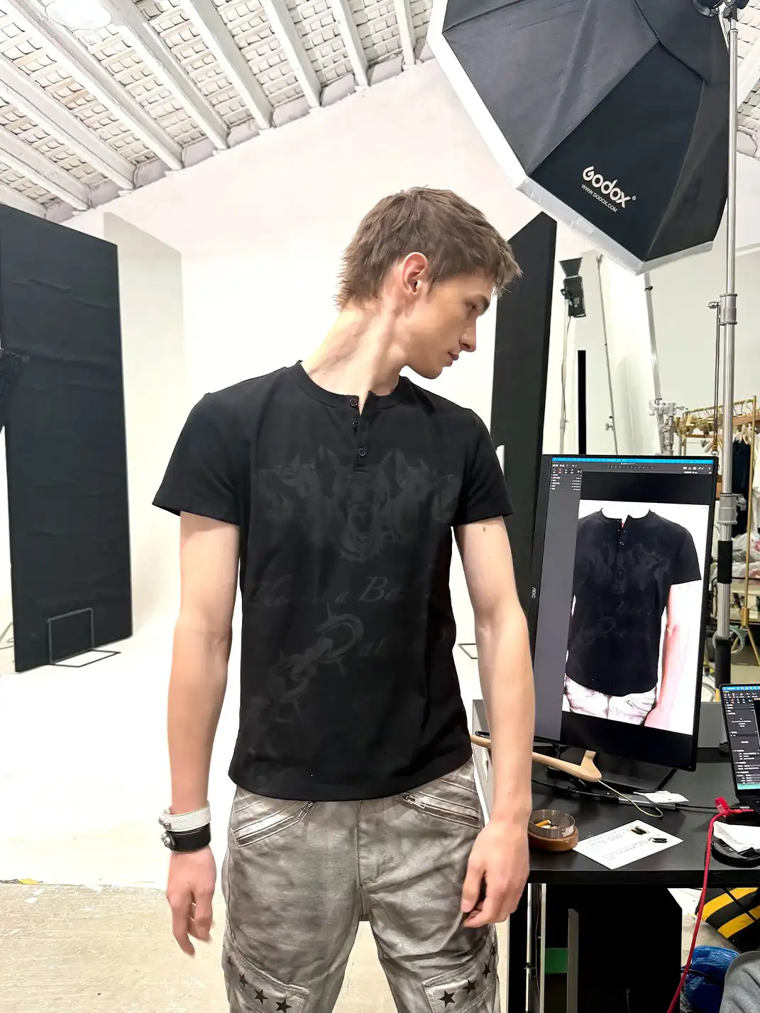 DETW | Henry Collar T-Shirt With Subtle Thorn Pattern Slogan