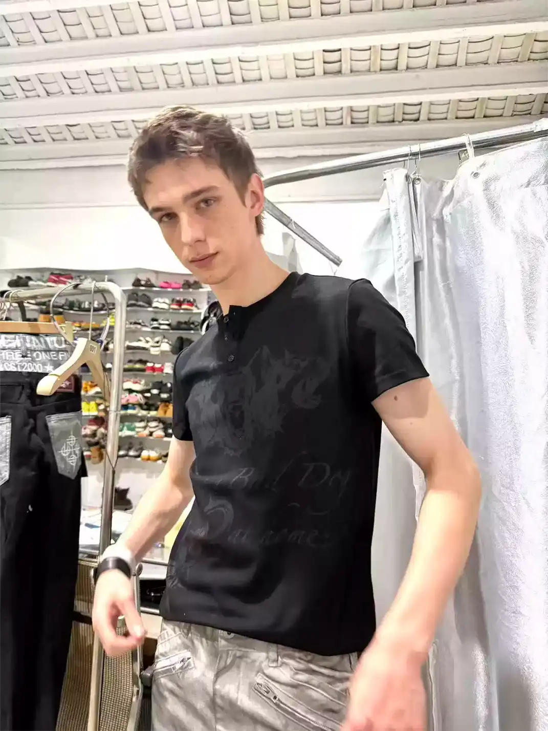 DETW | Henry Collar T-Shirt With Subtle Thorn Pattern Slogan