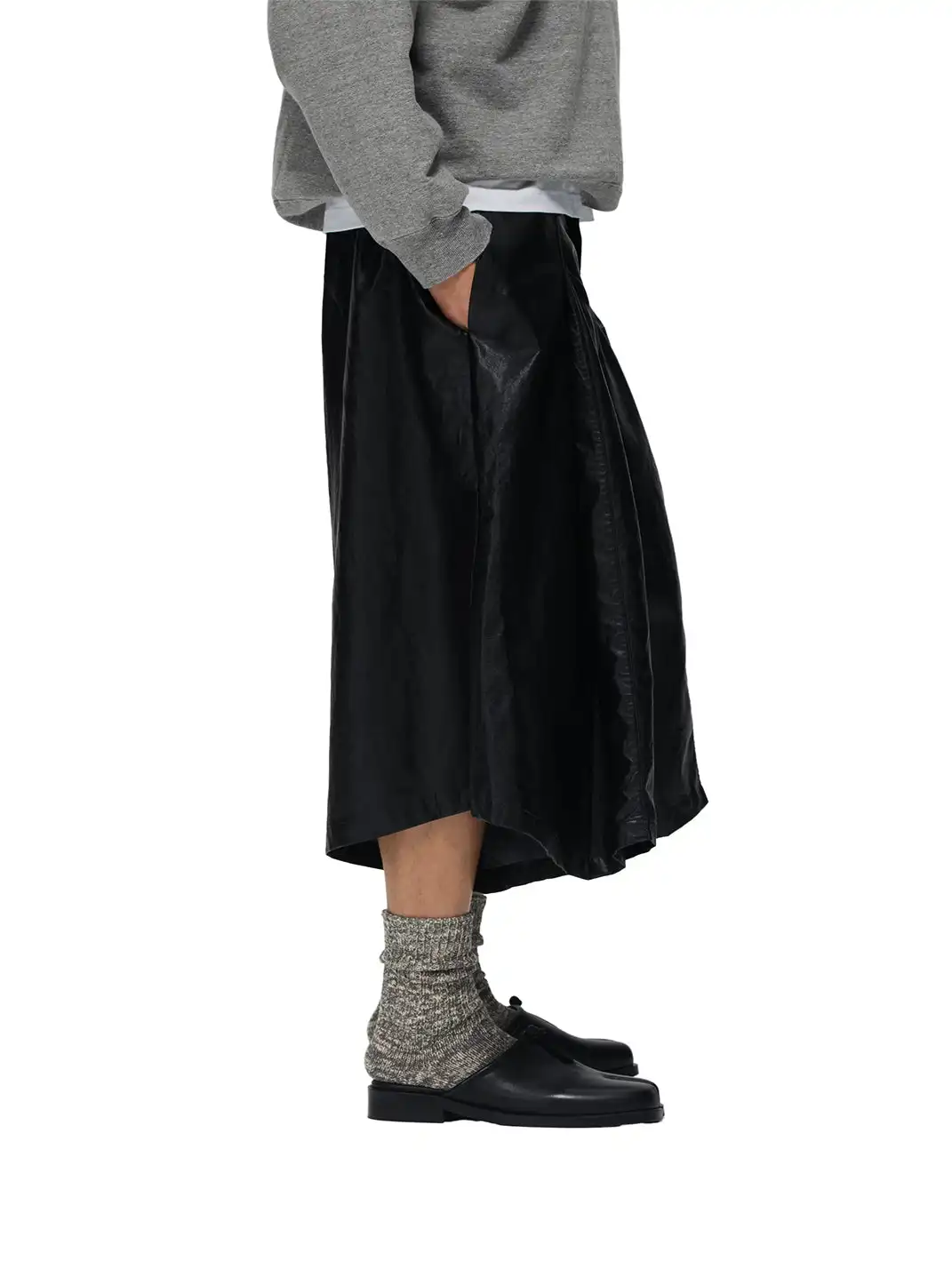 6CRAYON | Elastic Waist Spliced 3D Pleated PU Capri Shorts