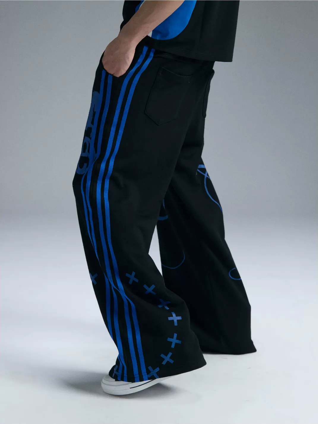 PAIKI | Blue Stripe Graphic Wide-Leg Sweatpants