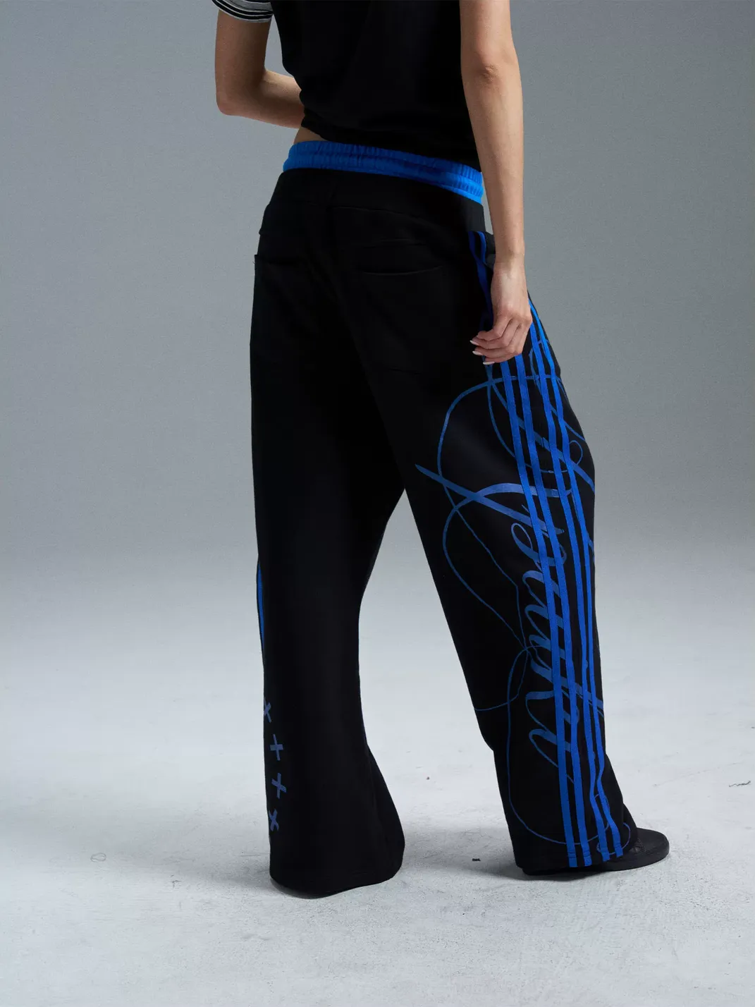 PAIKI | Blue Stripe Graphic Wide-Leg Sweatpants