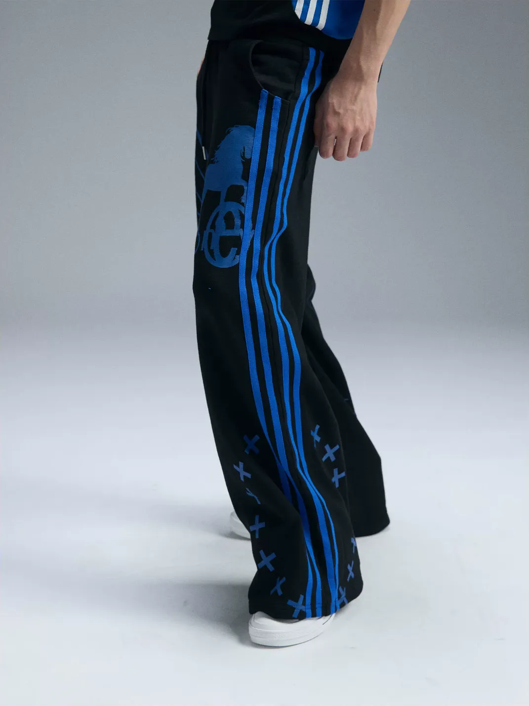 PAIKI | Blue Stripe Graphic Wide-Leg Sweatpants
