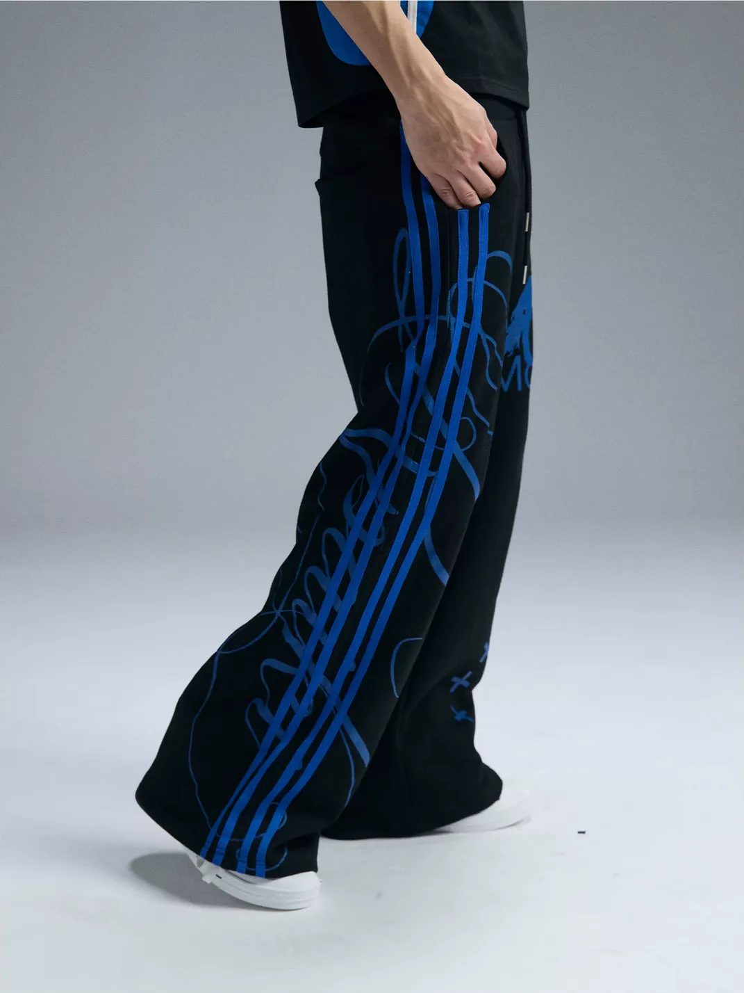 PAIKI | Blue Stripe Graphic Wide-Leg Sweatpants