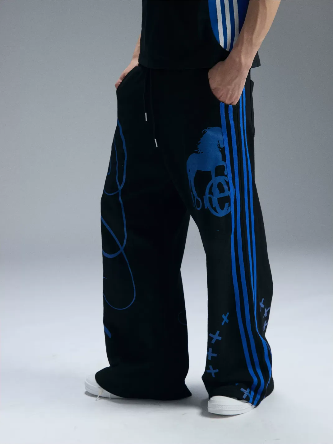 PAIKI | Blue Stripe Graphic Wide-Leg Sweatpants