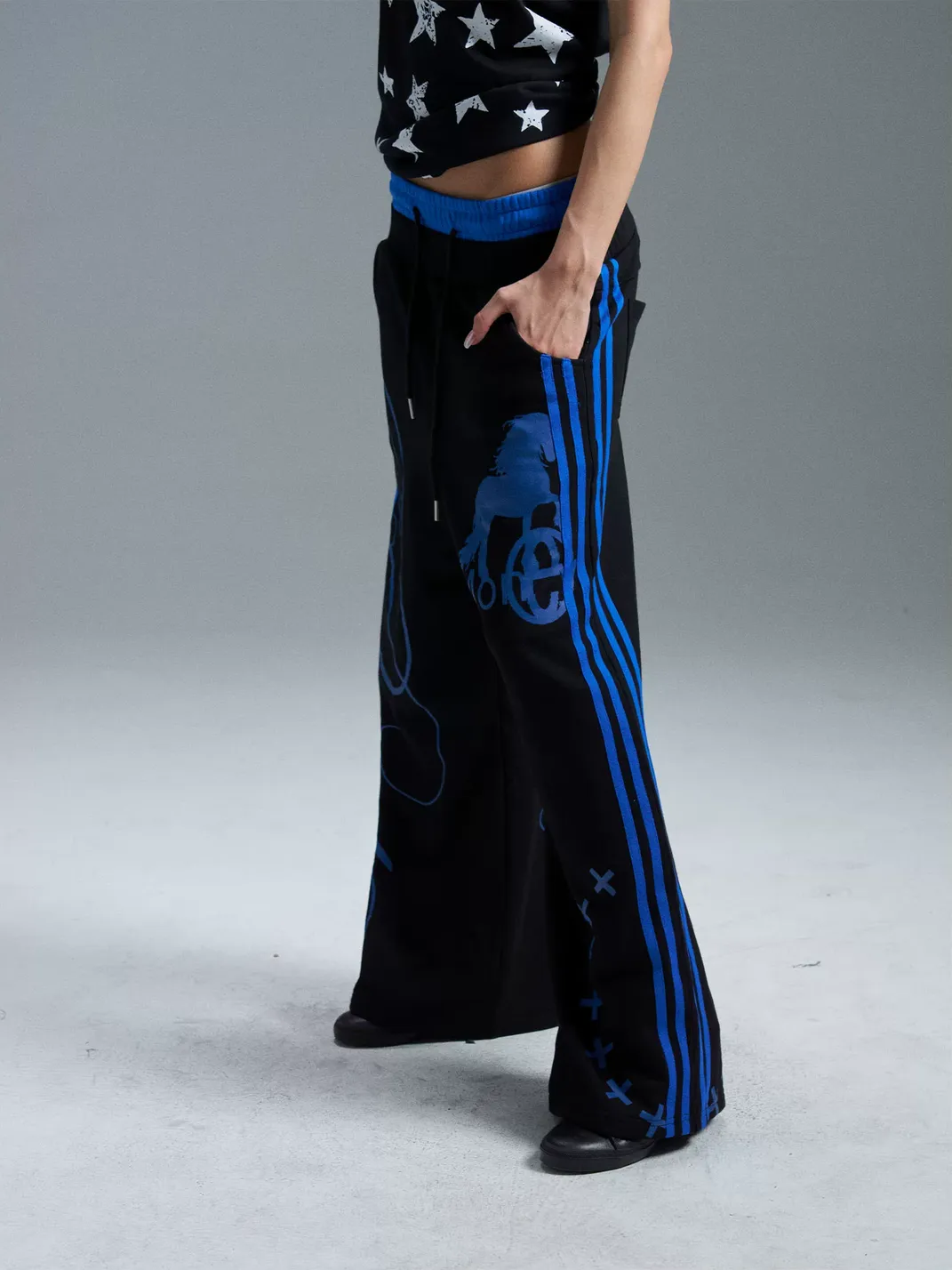 PAIKI | Blue Stripe Graphic Wide-Leg Sweatpants