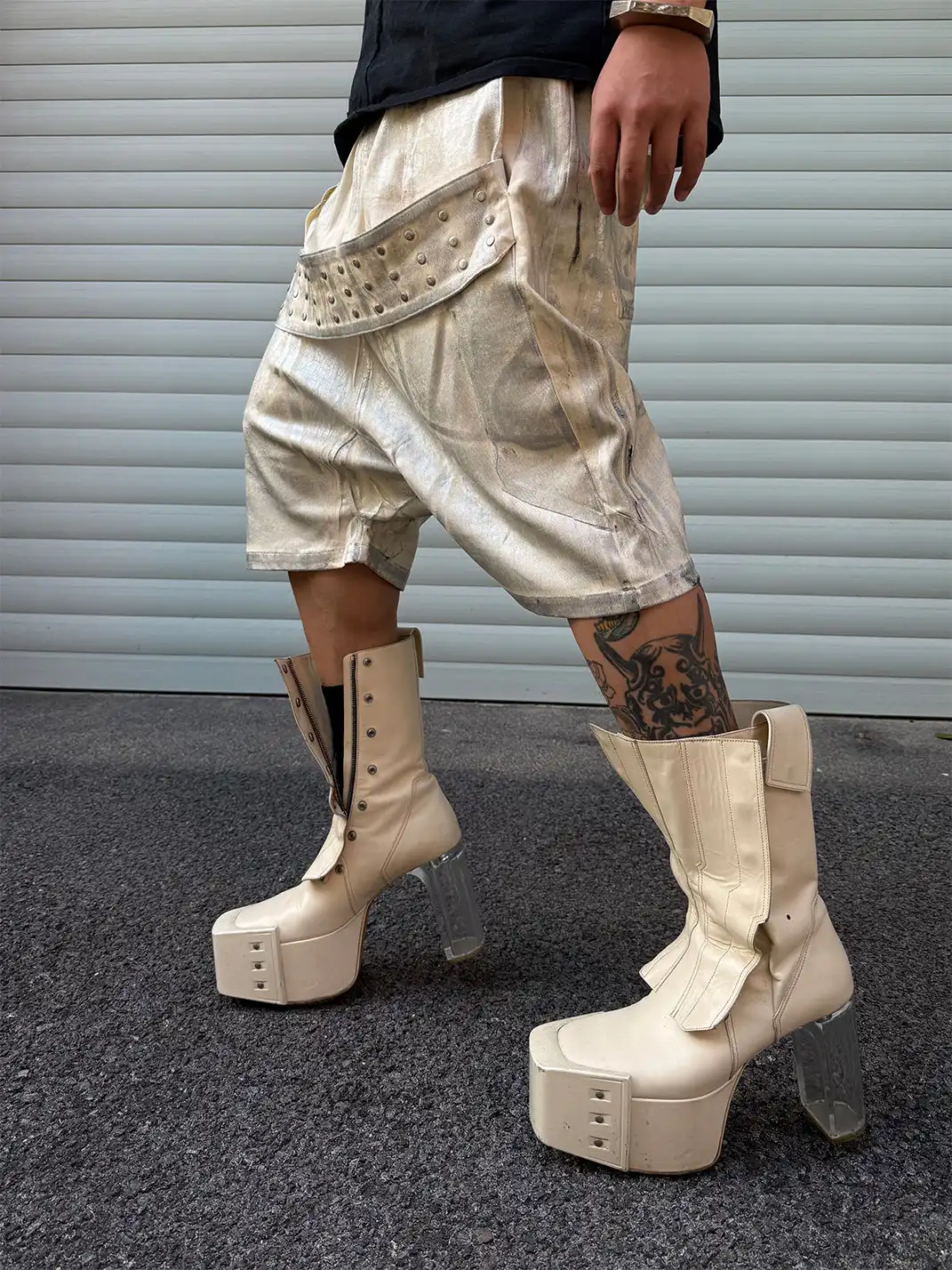 Disark | Hot Stamped Rivet Strap Shorts-White