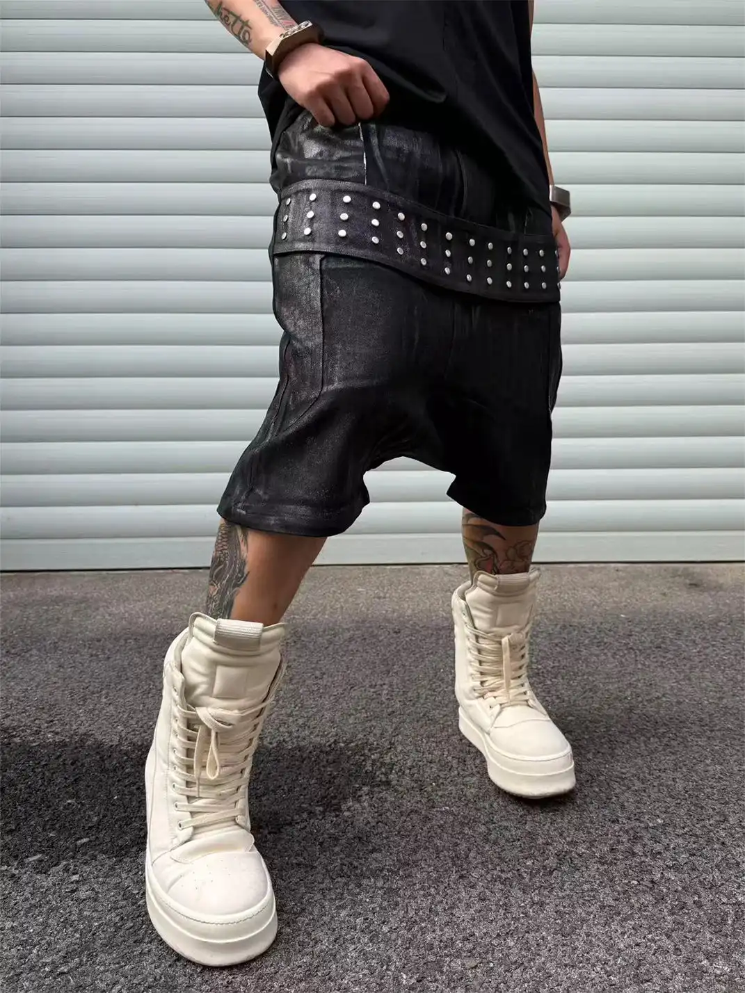 Disark | Hot Stamped Rivet Strap Shorts-Black