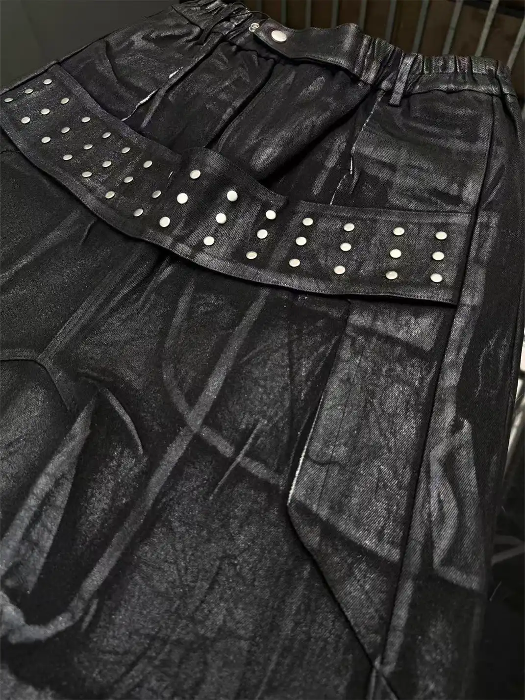 Disark | Hot Stamped Rivet Strap Shorts-Black