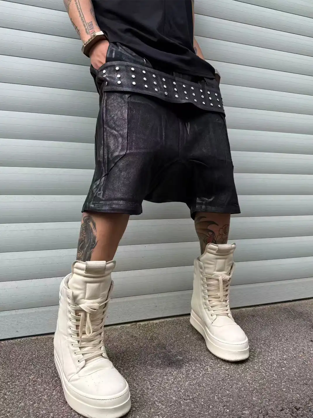Disark | Hot Stamped Rivet Strap Shorts-Black