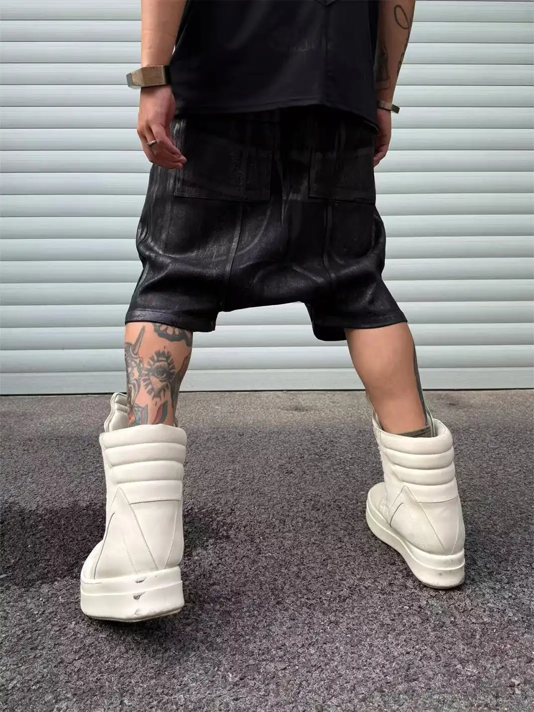 Disark | Hot Stamped Rivet Strap Shorts-Black