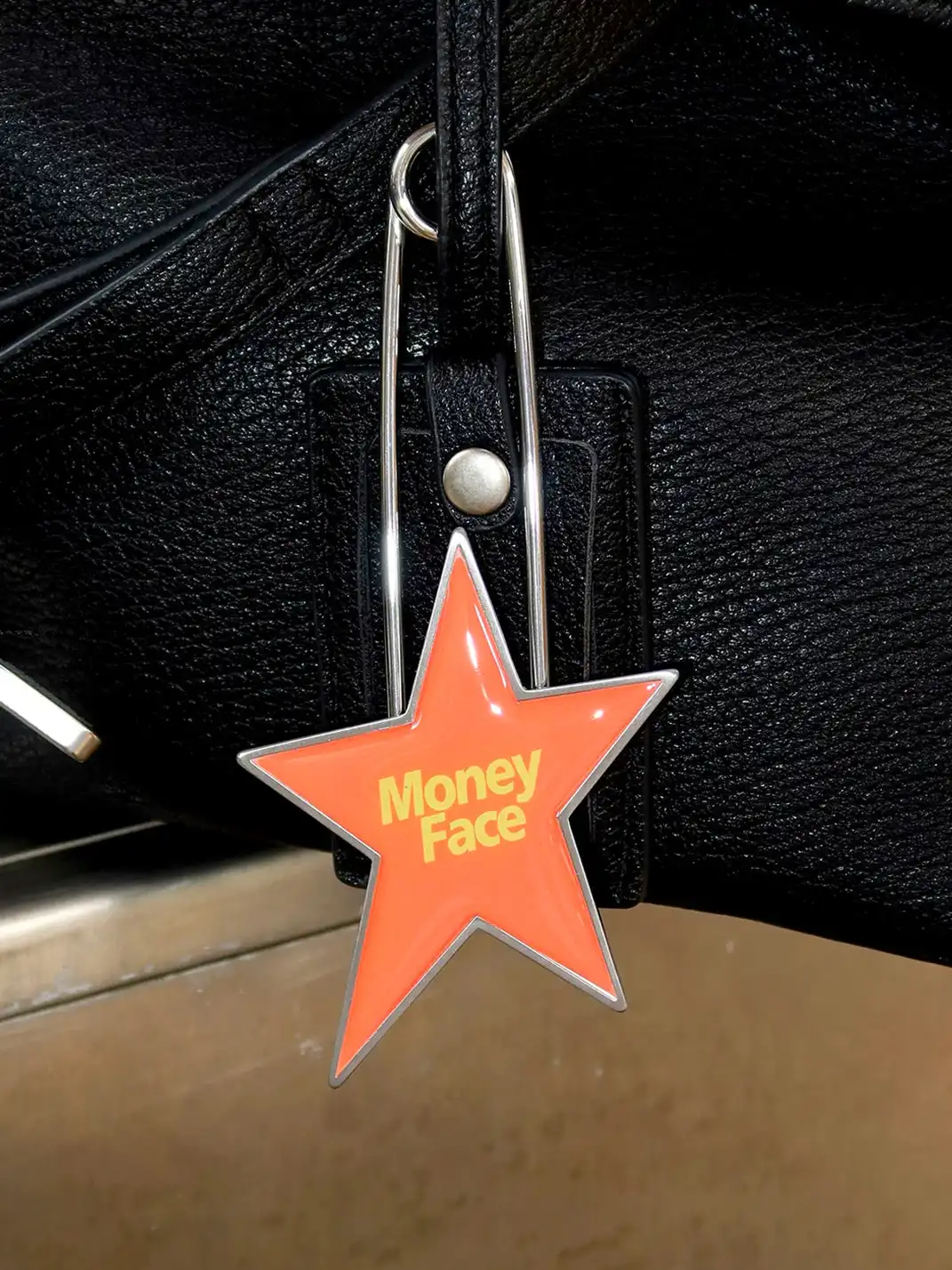 CHICHABOOM | Large Five-Pointed Star Brooch Charm With Slogan Print